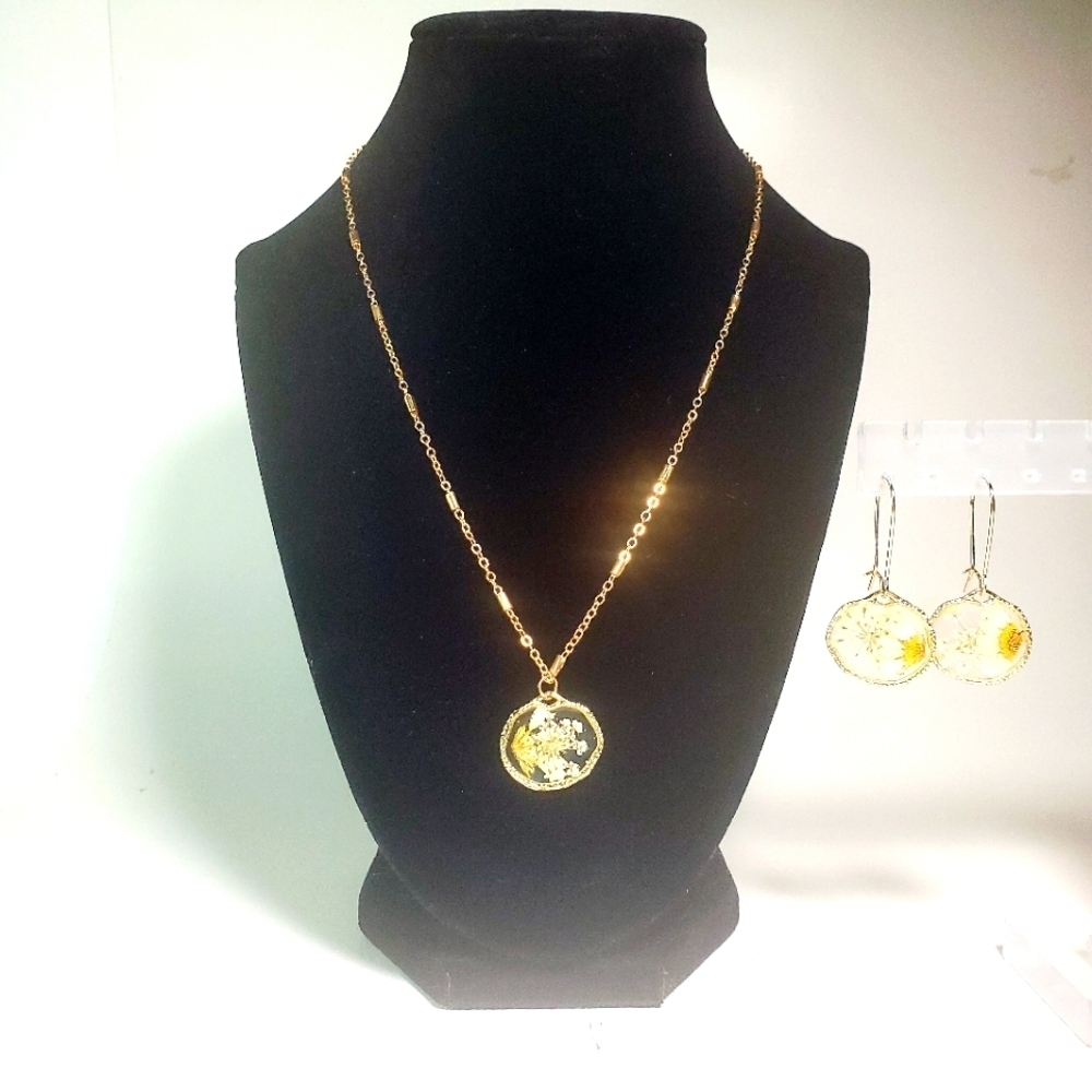 REAL DRIED FLOWERS Earrings & Necklace Set Pressed in Resin Framed in Gold NWT